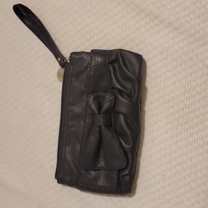 Elle black wristlet